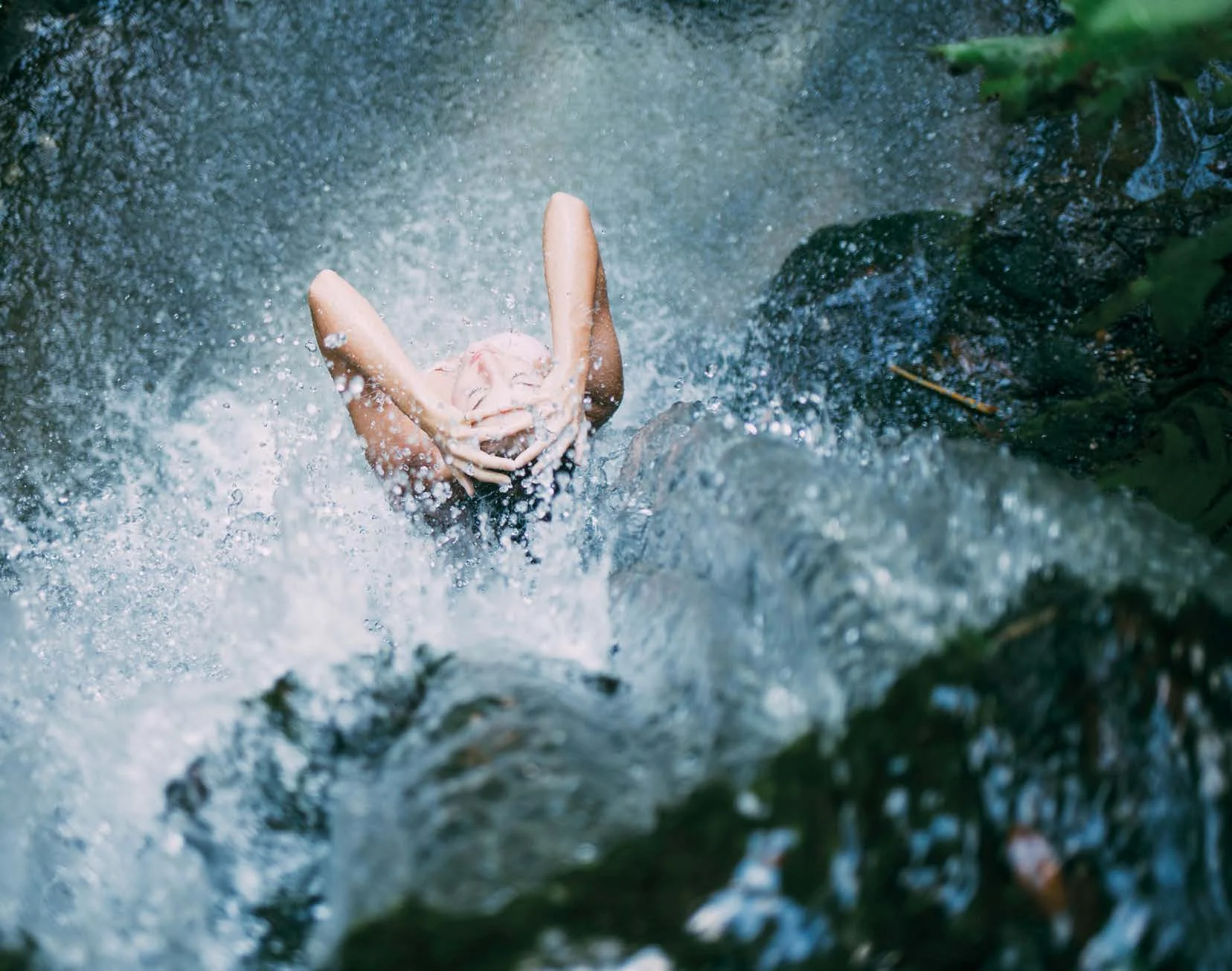 Persona immersa nell’acqua vista dall’alto