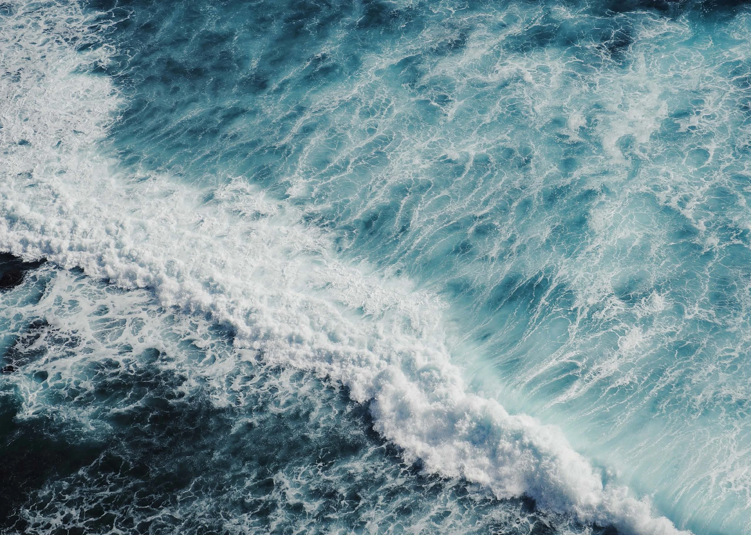 Superficie dell’oceano azzurro che richiama il mondo Anyah