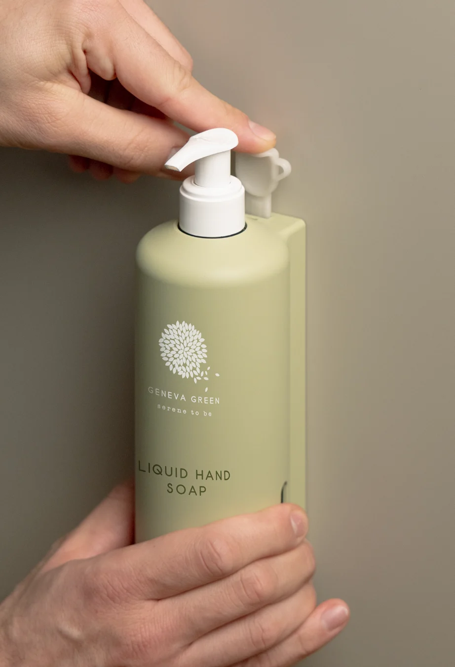 Mani che utilizzano il dispenser Geneva Green