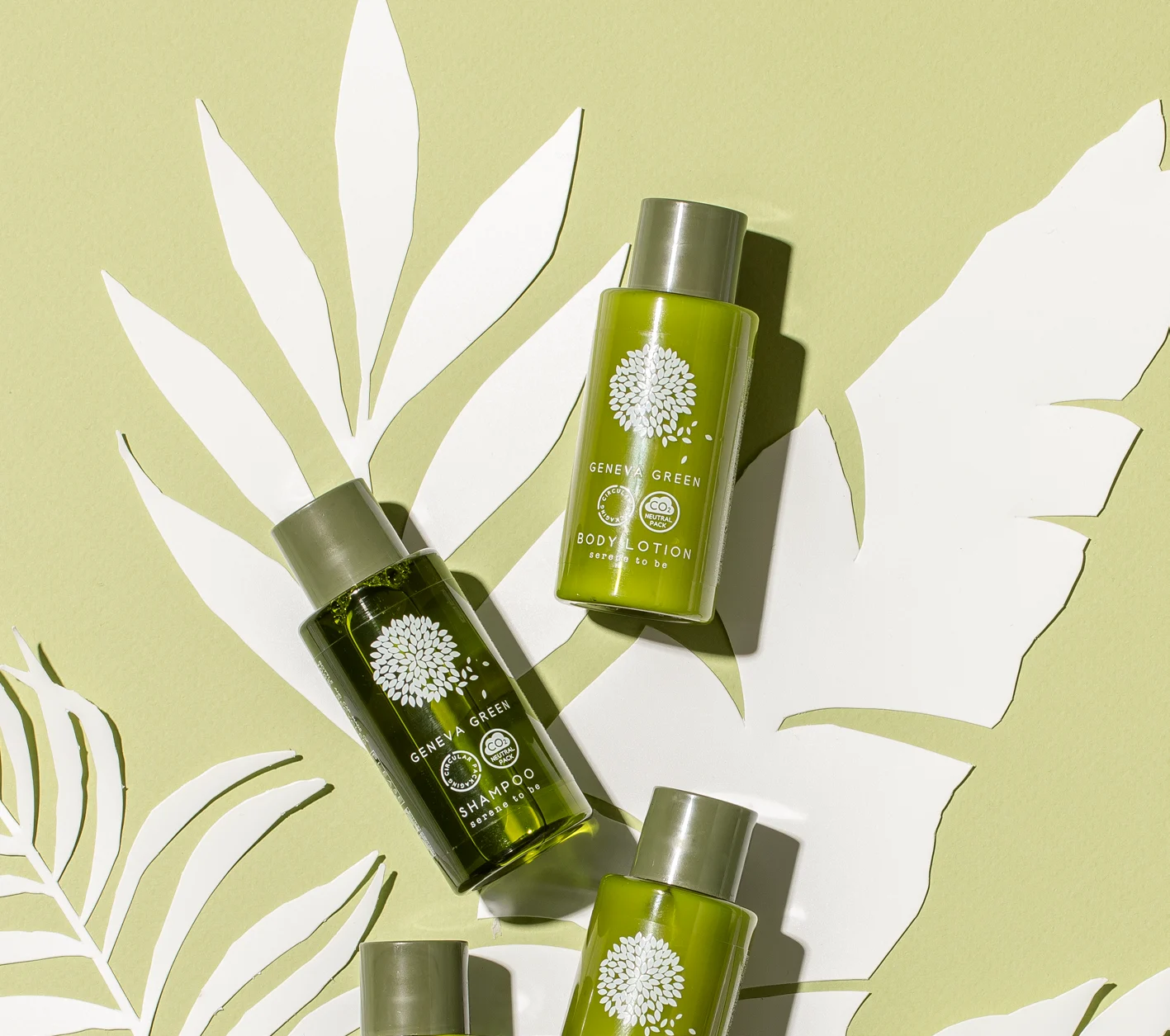 Mini amenities Geneva Green su fondo vegetale verde chiaro