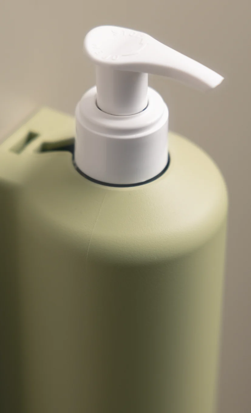 Dettaglio della pompa bianca su dispenser Geneva Green verde salvia