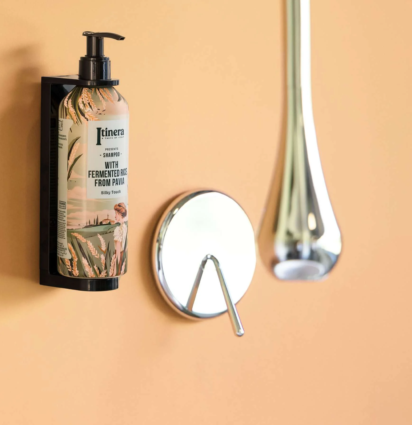 Dispenser Itinera installato accanto a uno specchio in un bagno d’hotel