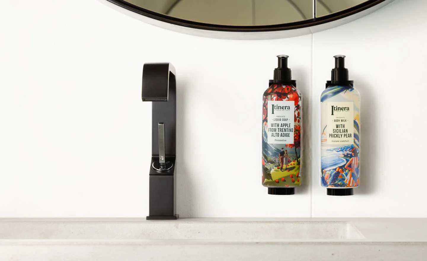 Due dispenser Itinera installati sopra il lavabo