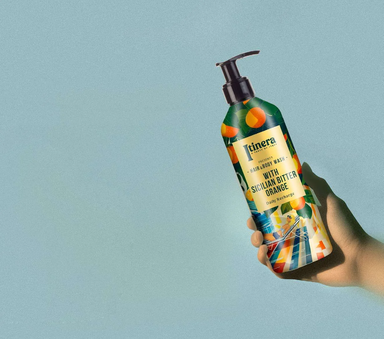 Flacone dispenser Itinera tenuto in mano su fondo azzurro
