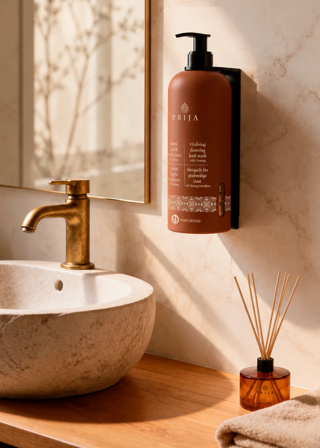 Dispenser Prija color ambra installato sopra un lavabo, accanto al profumatore d’ambiente