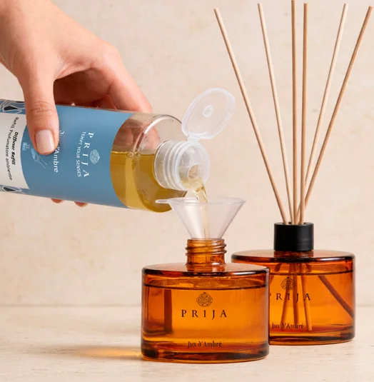 Ricarica del diffusore Prija con l’imbuto dedicato
