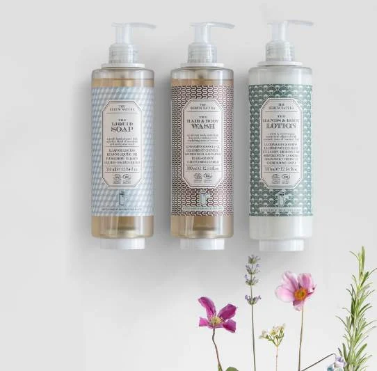 Tre dispenser The Rerum Natura installati a parete